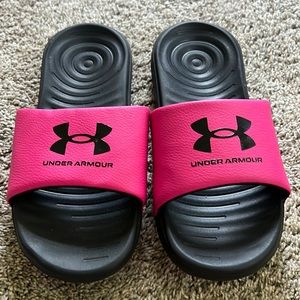 Great condition Big girls under Armour slides size 4.  Black and pink in color